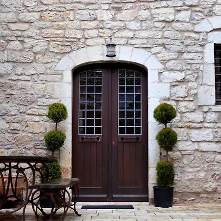 ゲストハウス Lousiou Nymphes Escape 4*